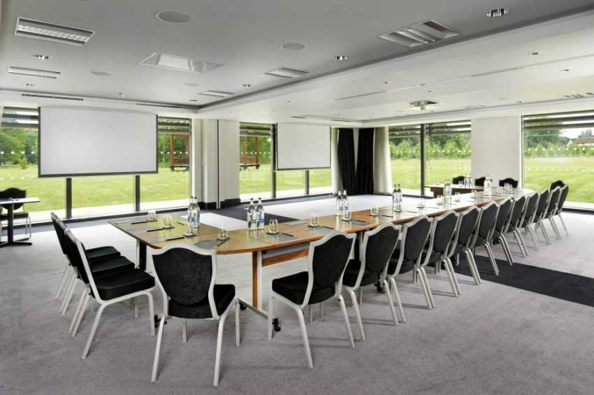 Astor set up in a U-shape style, ideal for medium size meetings and presentations.