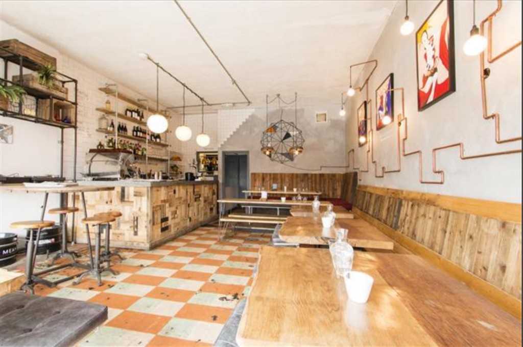 Main bar and restaurant 