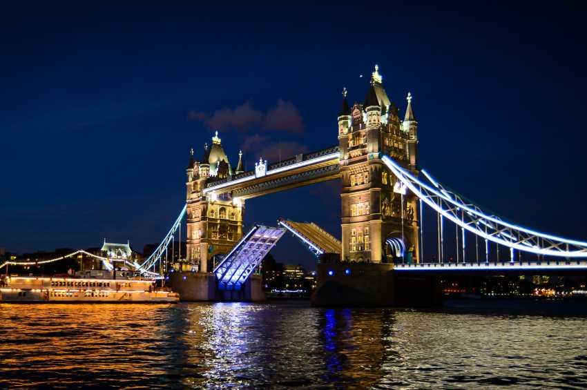 Dixie Queen – Thames Luxury Charters