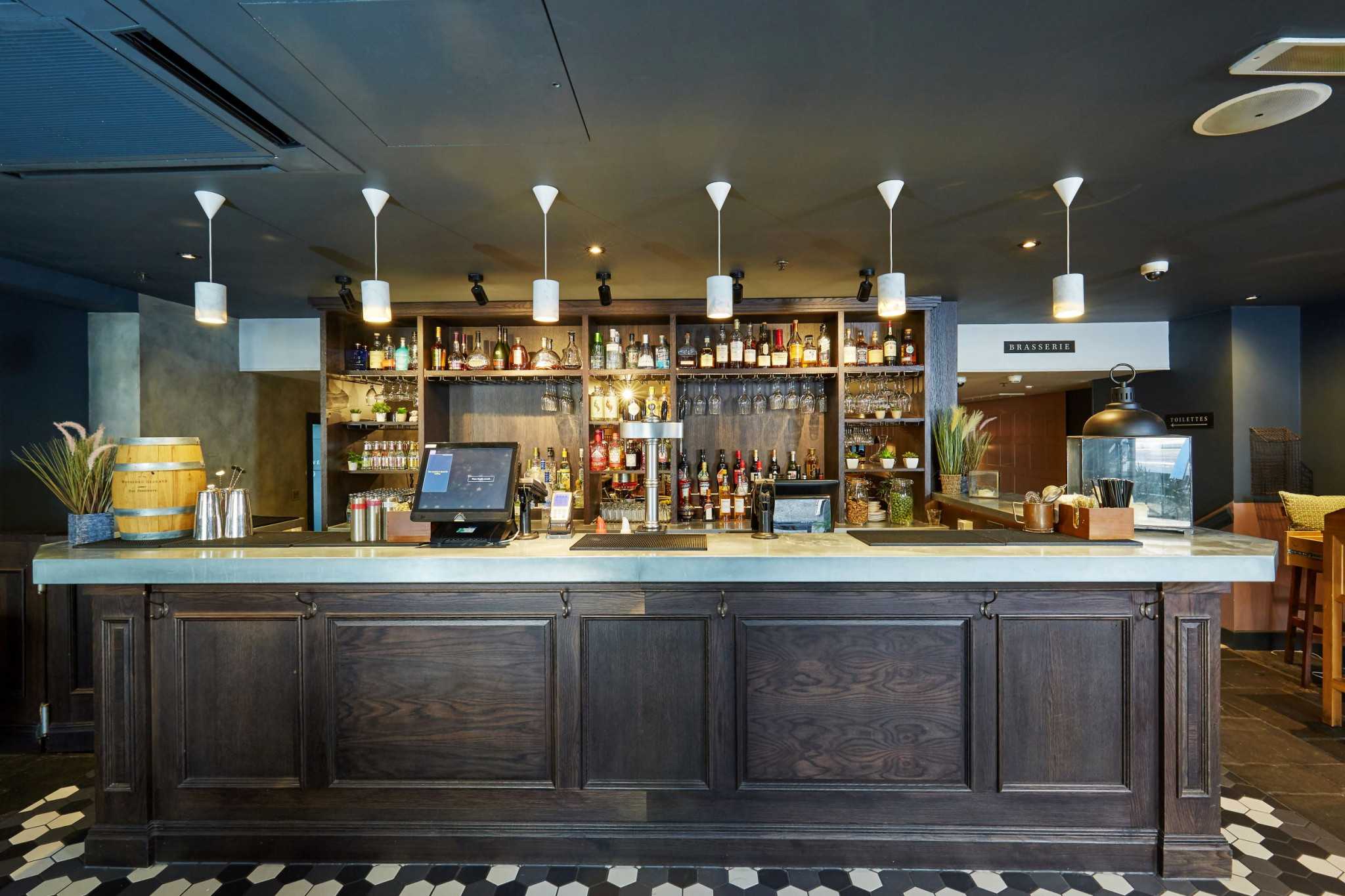 Front bar (semi-private)