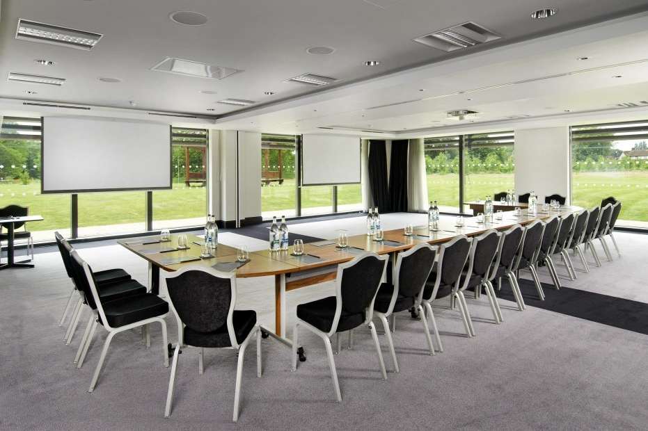 Astor set up in a U-shape style, ideal for medium size meetings and presentations.