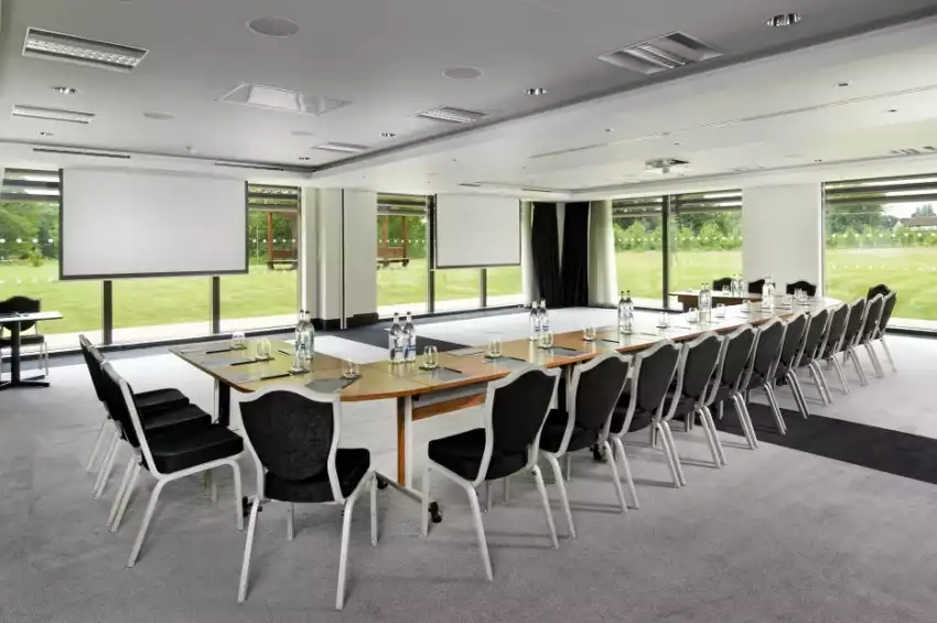 Astor set up in a U-shape style, ideal for medium size meetings and presentations. Astor set up in a U-shape style, ideal for medium size meetings and presentations.