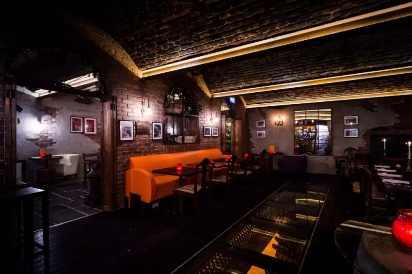 Copa de Cava - Left side with glass panelled floor