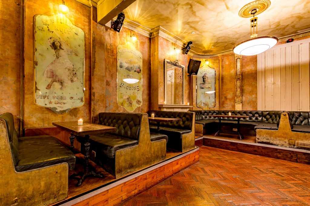Club room 