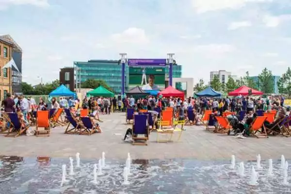 Strawberries and Screen – Granary Square, King’s Cross