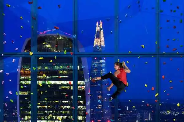  Spectacular Climbing Window at TwentyTwo 