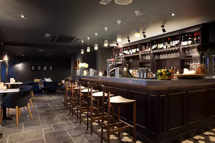 Front bar (semi-private)