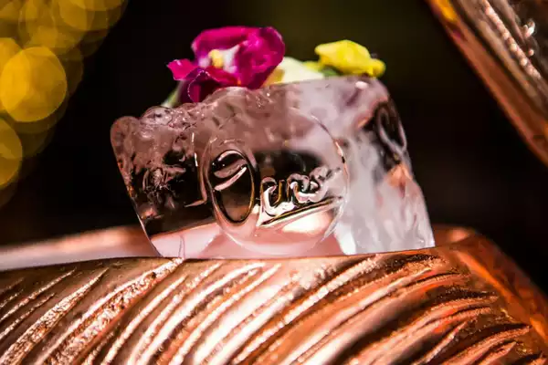 restaurant-ours-flower-wall-christmas-bookings