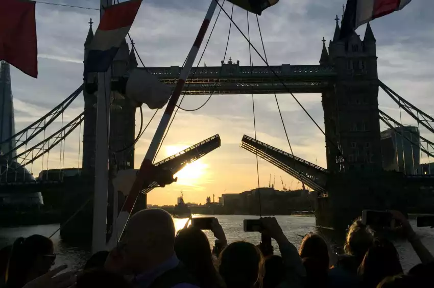 Dixie Queen – Thames Luxury Charters