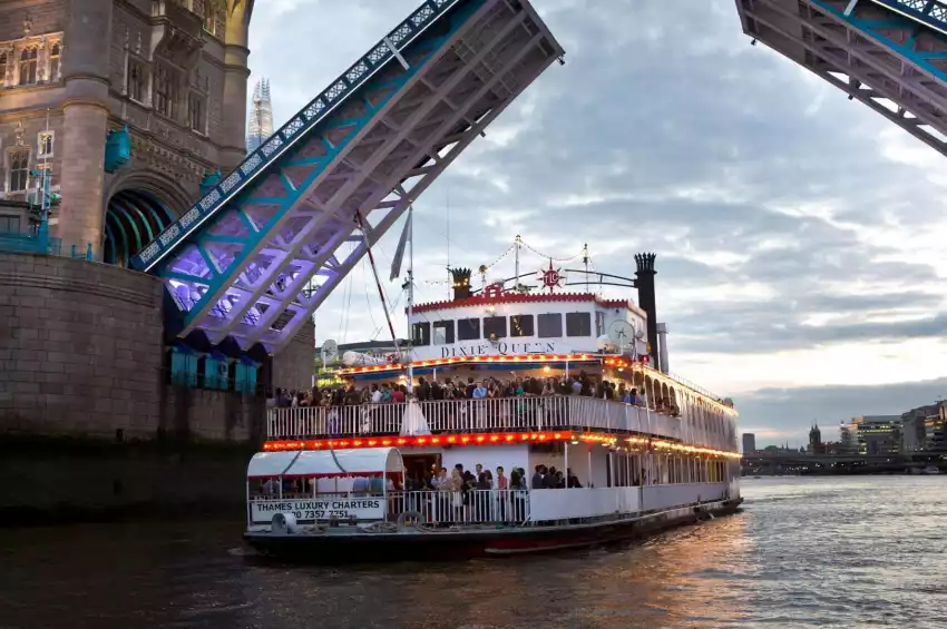 Dixie Queen – Thames Luxury Charters