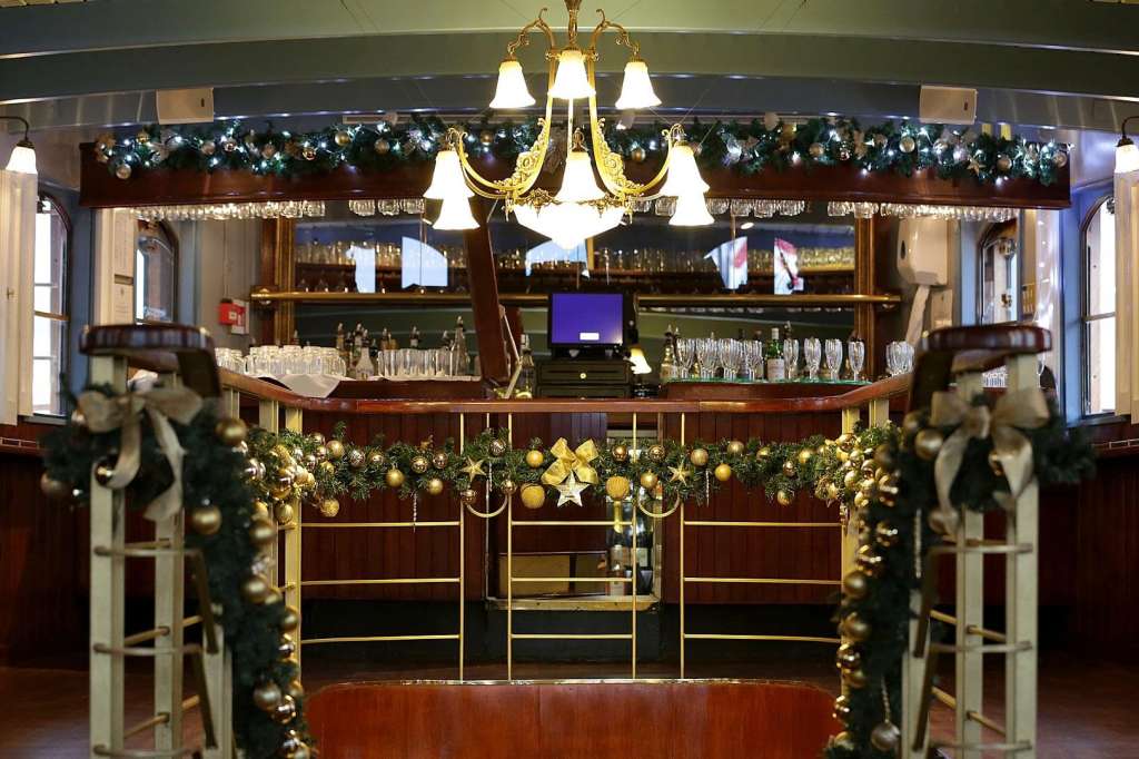 Party venues in London: Elizabethan ‚Äì Thames Luxury Charters