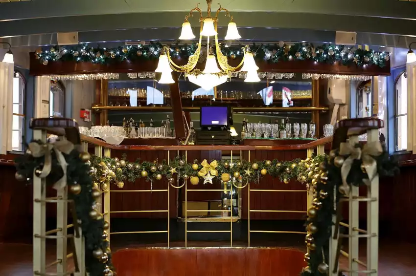 Party venues in London: Elizabethan ‚Äì Thames Luxury Charters