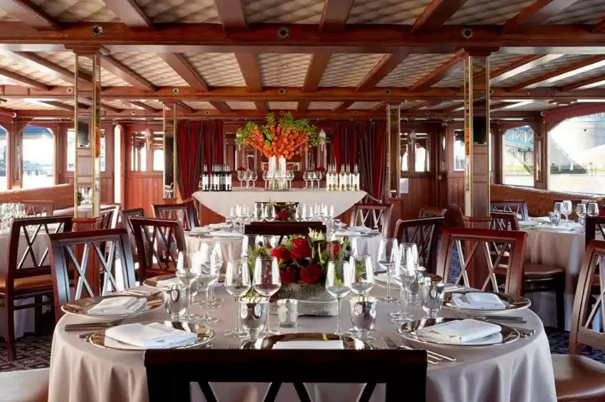 Elizabethan – Thames Luxury Charters