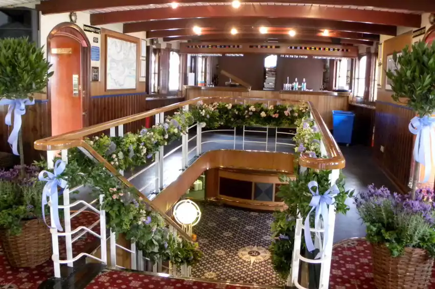 Elizabethan – Thames Luxury Charters