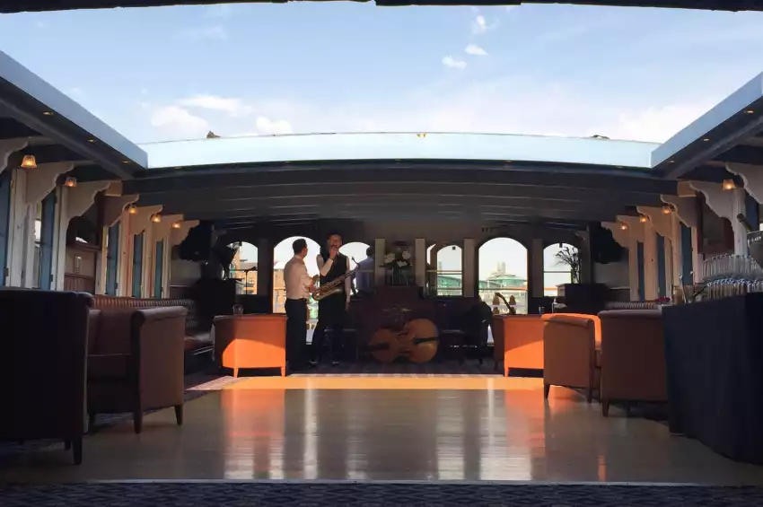 Elizabethan – Thames Luxury Charters