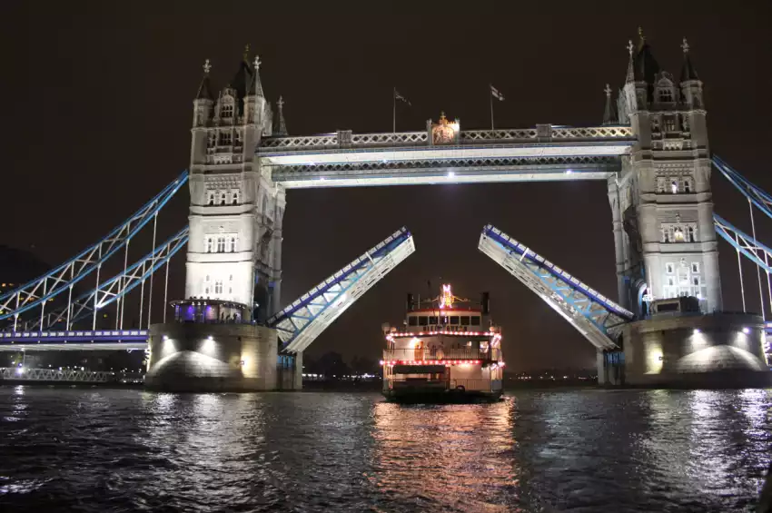 Dixie Queen – Thames Luxury Charters