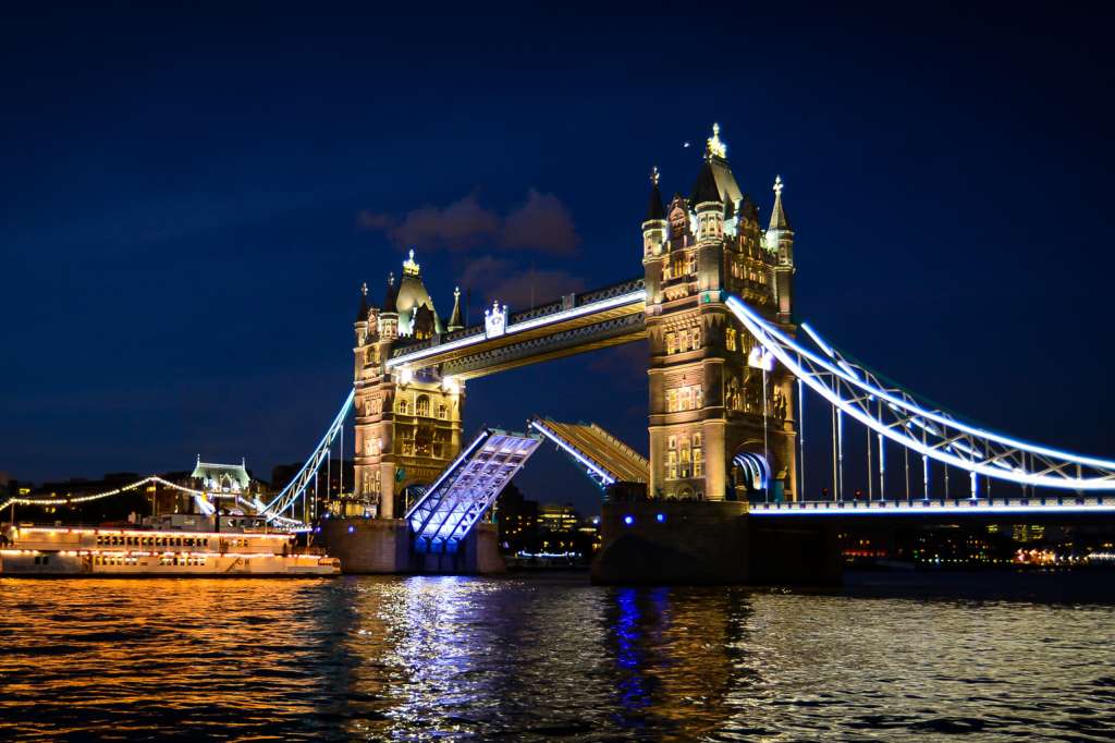 Dixie Queen – Thames Luxury Charters