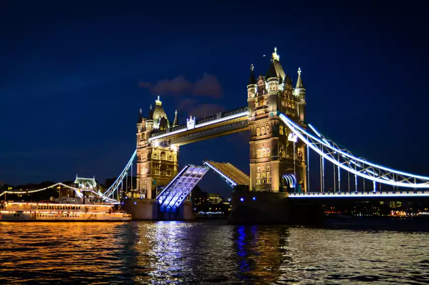 Dixie Queen – Thames Luxury Charters