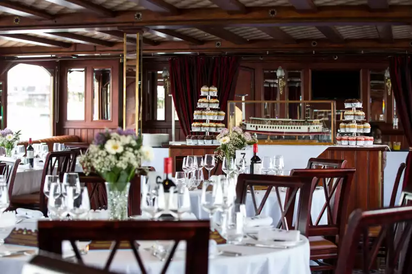 Elizabethan – Thames Luxury Charters