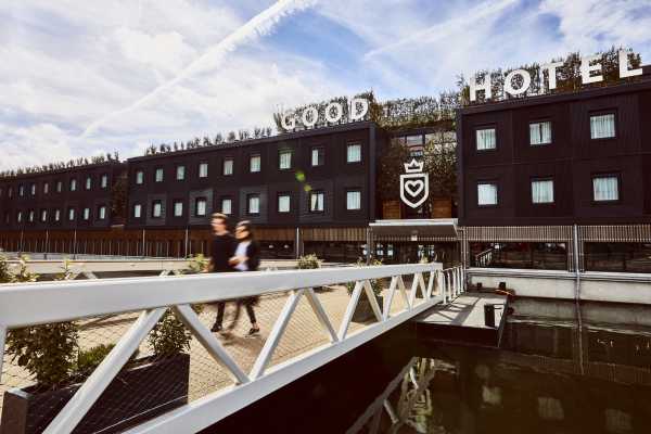 floating hotel london docks