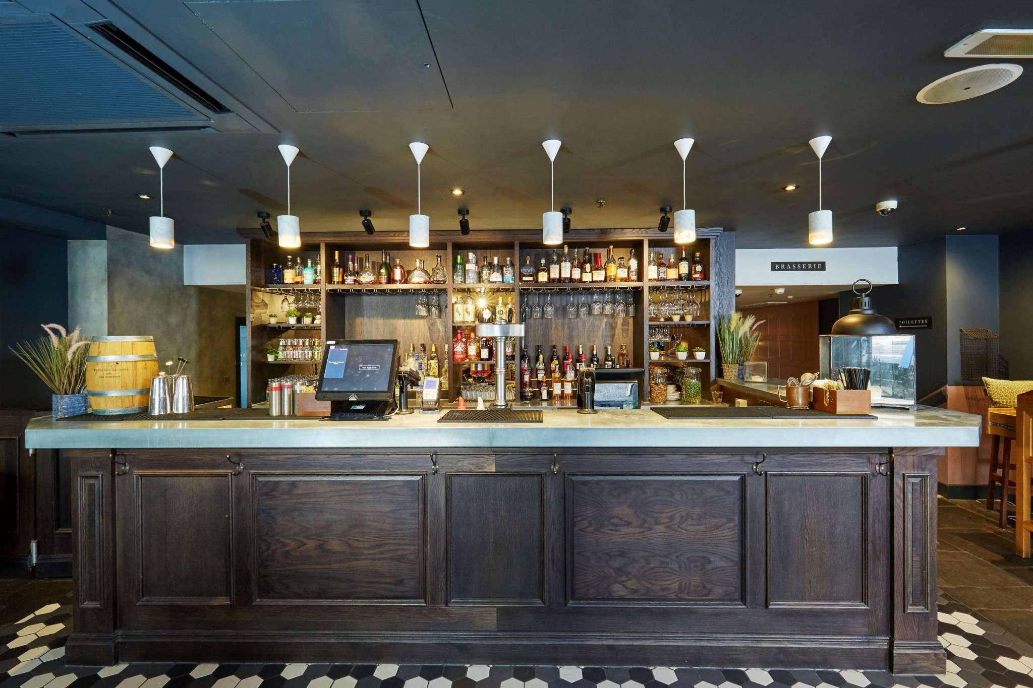 Front bar (semi-private)