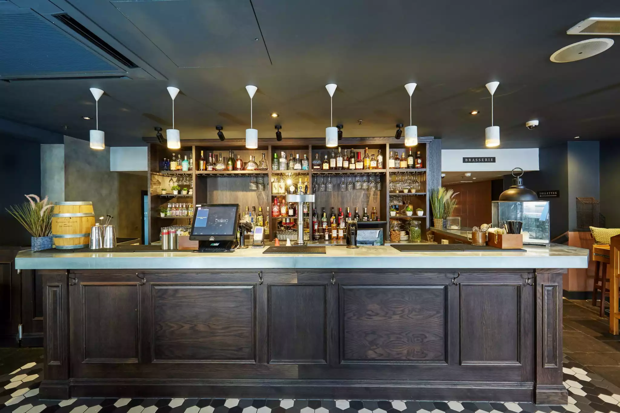 Front bar (semi-private)