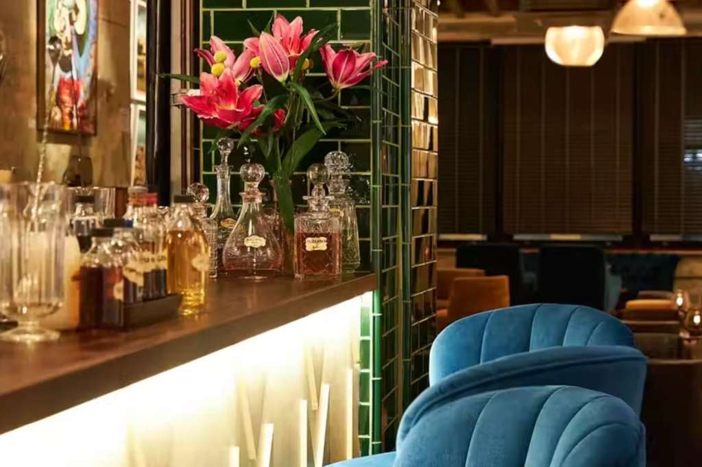 Martinez Members Cocktail Lounge 