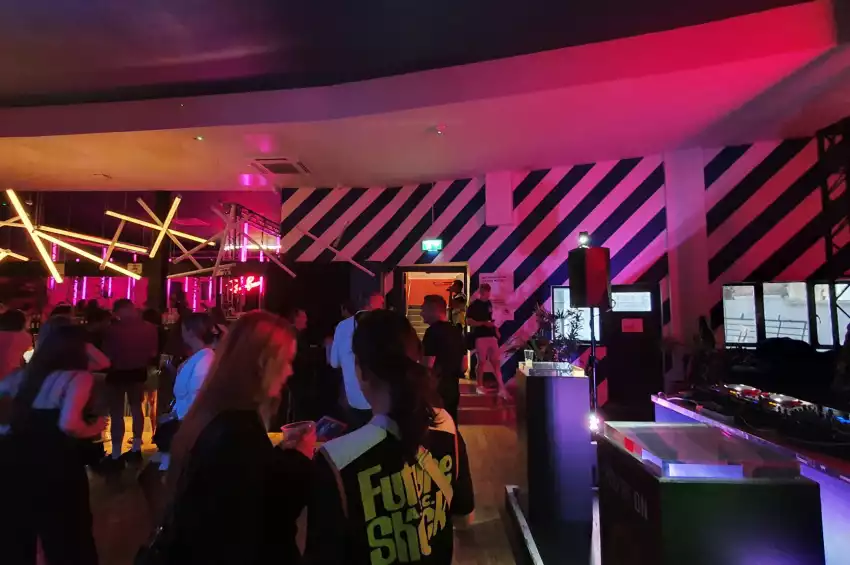 EartH (Evolutionary Arts Hackney) 