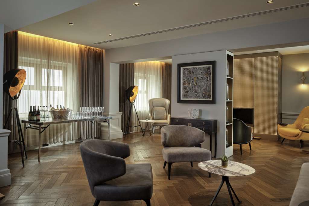 Holmes Hotel
