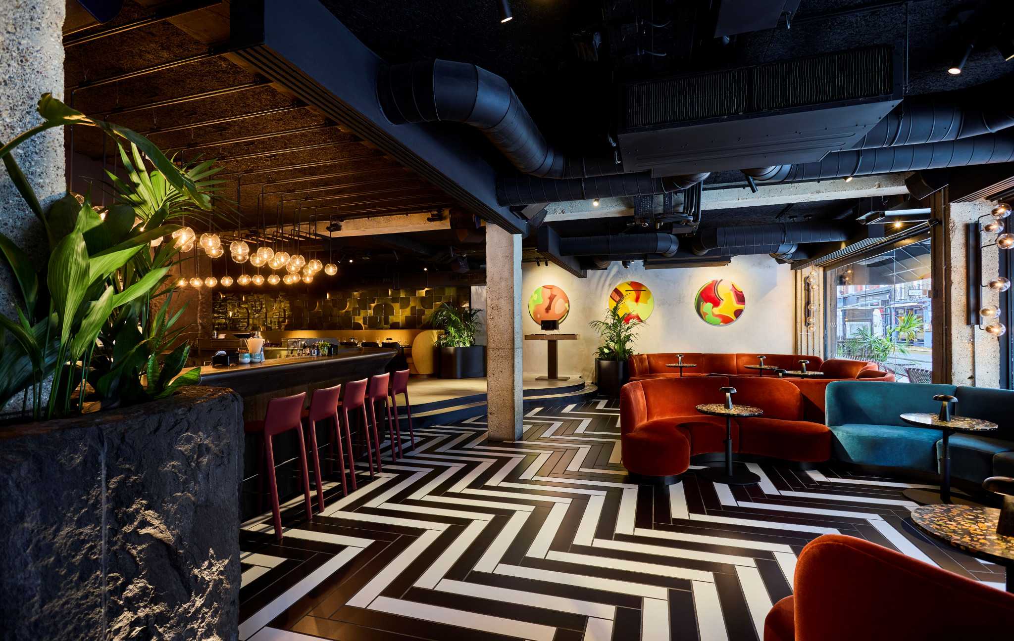 Bar & Lounge