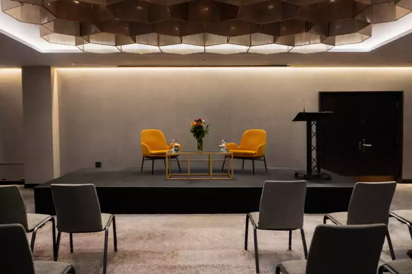 Lincoln Plaza London, Curio Collection by Hilton