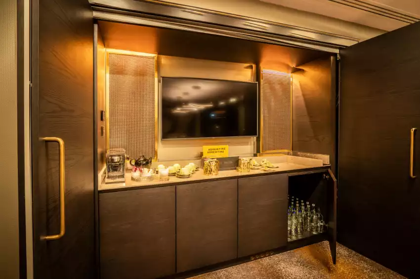 Lincoln Plaza London, Curio Collection by Hilton